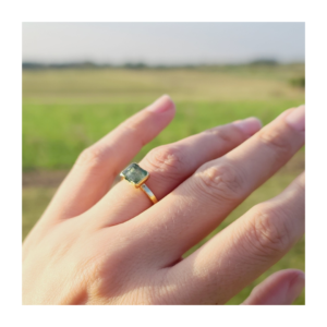 Anillo con Esmeralda